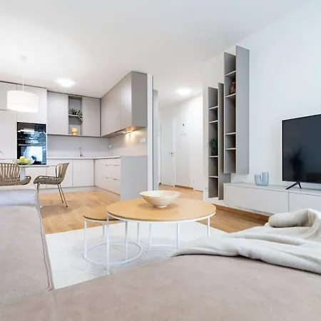 Al-park S Private Garage Parking Free, 5 Min Peso Do Centra