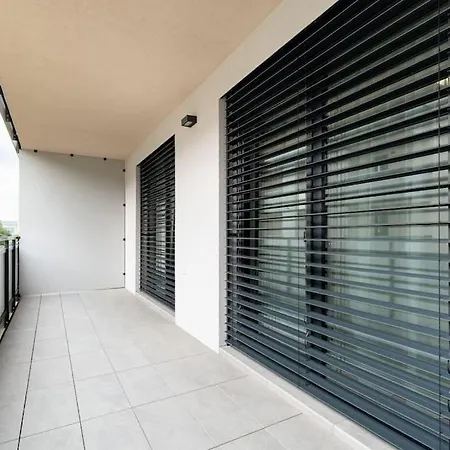 Al-park S Private Garage Parking Free, 5 Min Pešo Do Centra Apartamento Košice